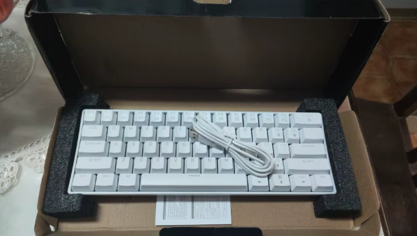 Clavier mécanique gaming – Puissance, vitesse et design RGB 60 % APAYADO K61